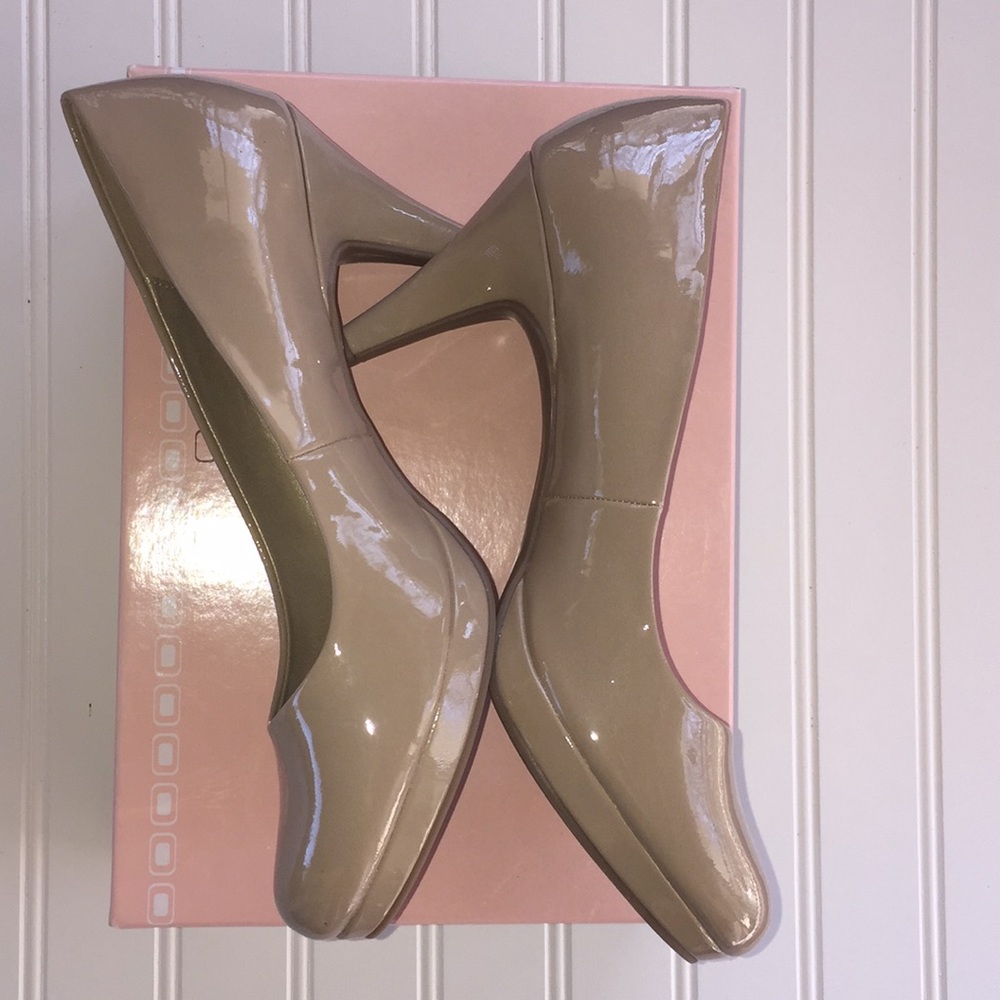 Bandolino Natural Patent Platform Pumps Size 9